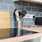 Modern 5 Bed House In Bedford Perfect For Contractors