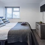 Modern 5 Bed House In Bedford Perfect For Contractors