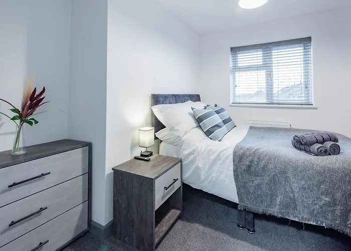 Modern 5 Bed House In Bedford Perfect For Contractors