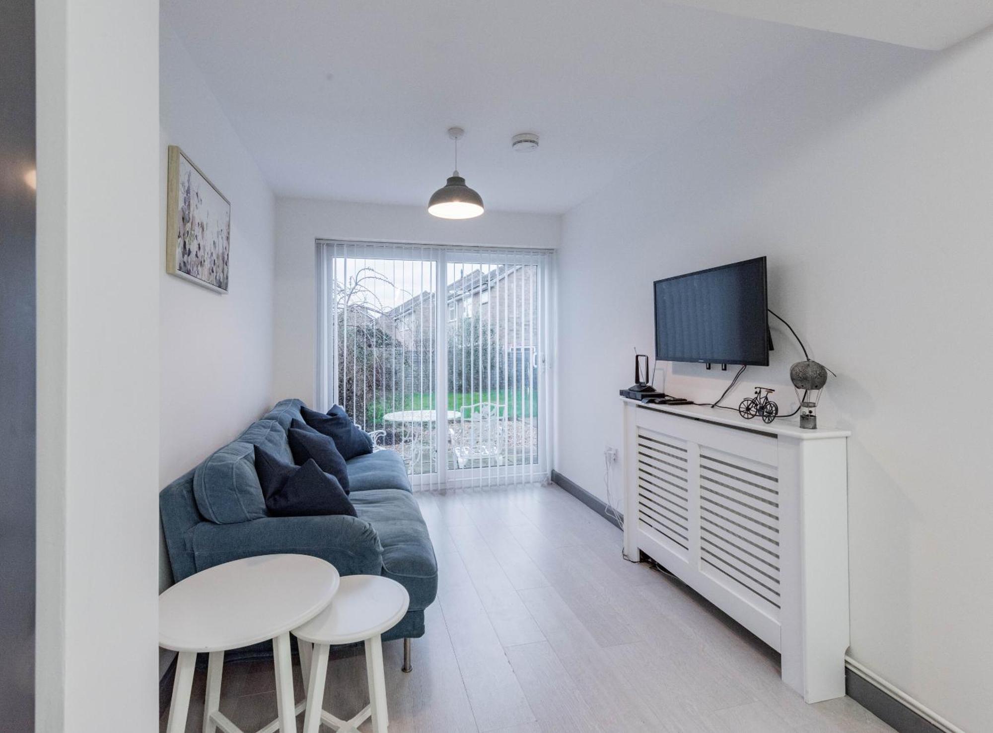 Modern 5 Bed House In Perfect For Contractors Bedford