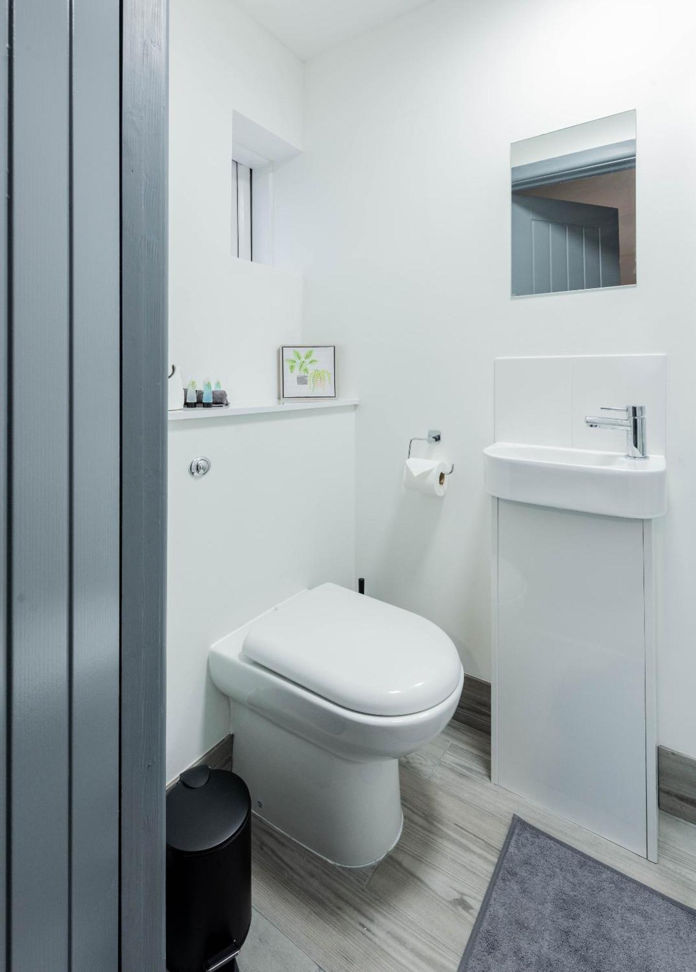 Modern 5 Bed House In Perfect For Contractors * Bedford