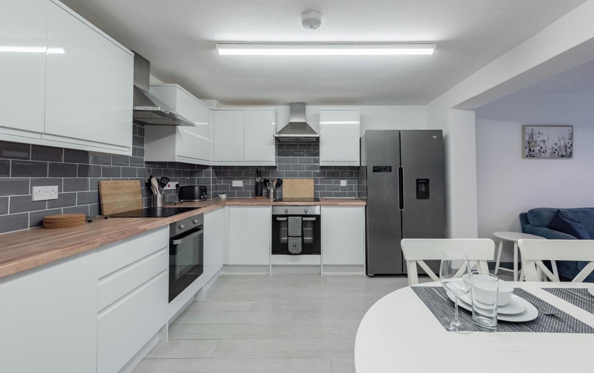 Modern 5 Bed House In Perfect For Contractors Holiday home Bedford
