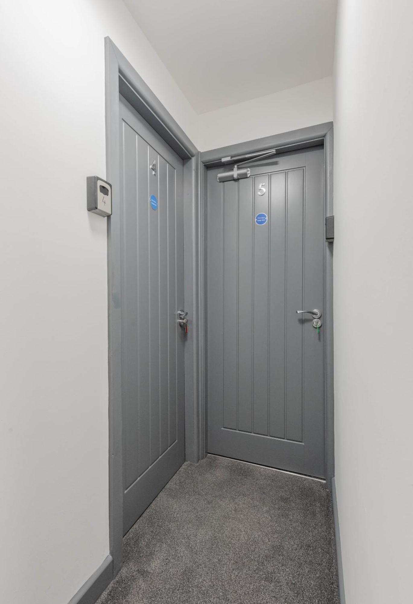 Modern 5 Bed House In Perfect For Contractors