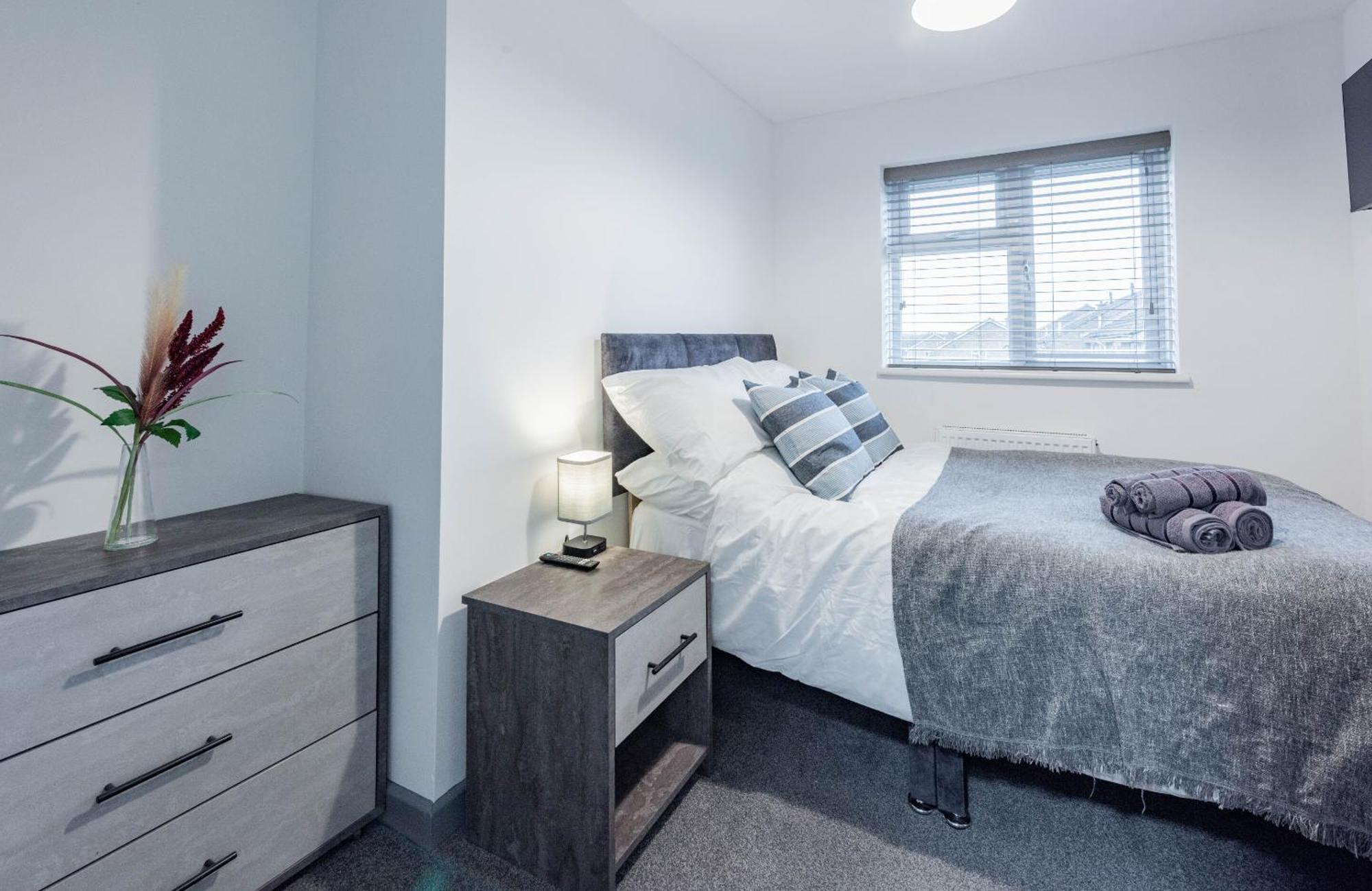 Modern 5 Bed House In Perfect For Contractors Bedford