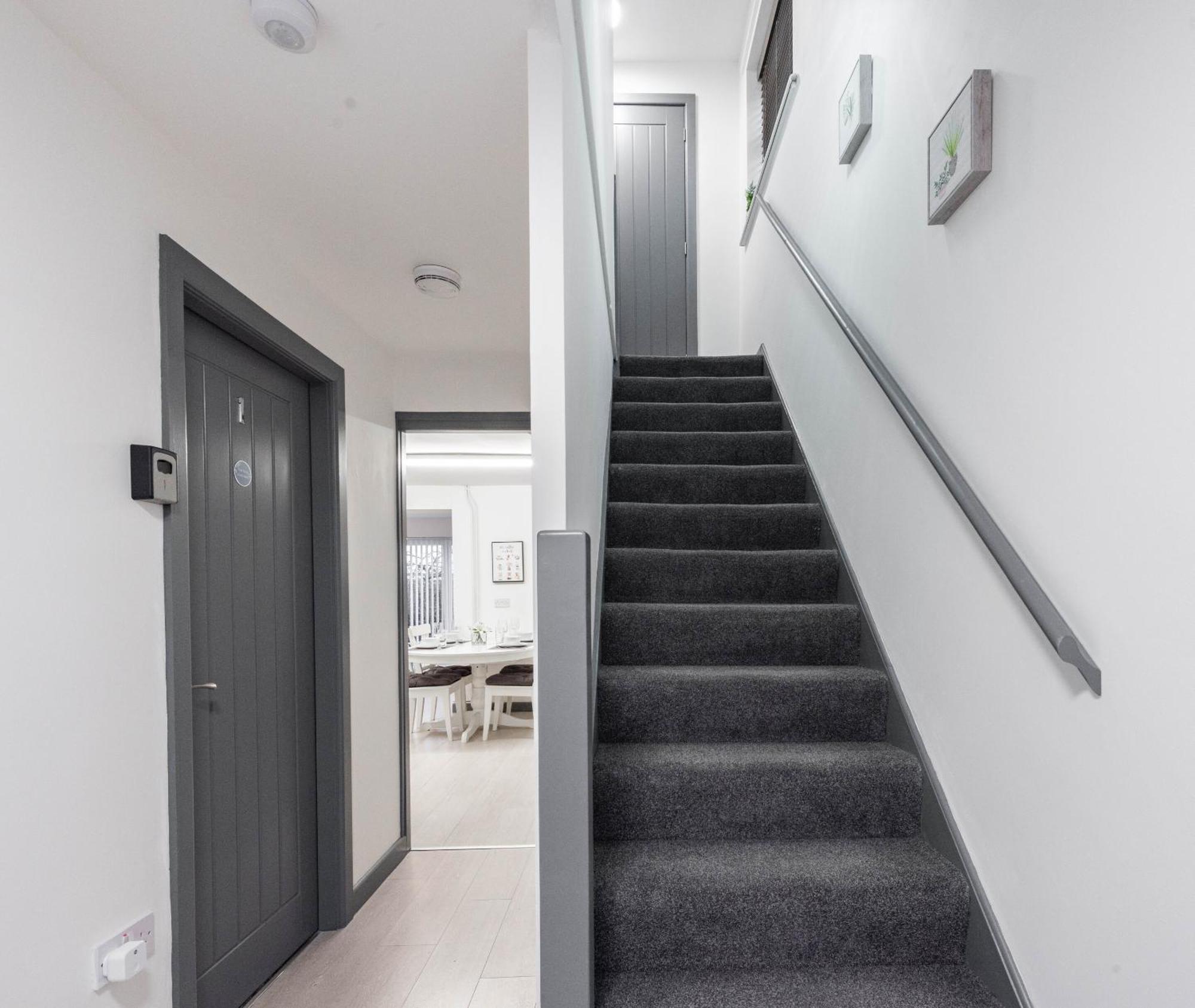 Modern 5 Bed House In Perfect For Contractors