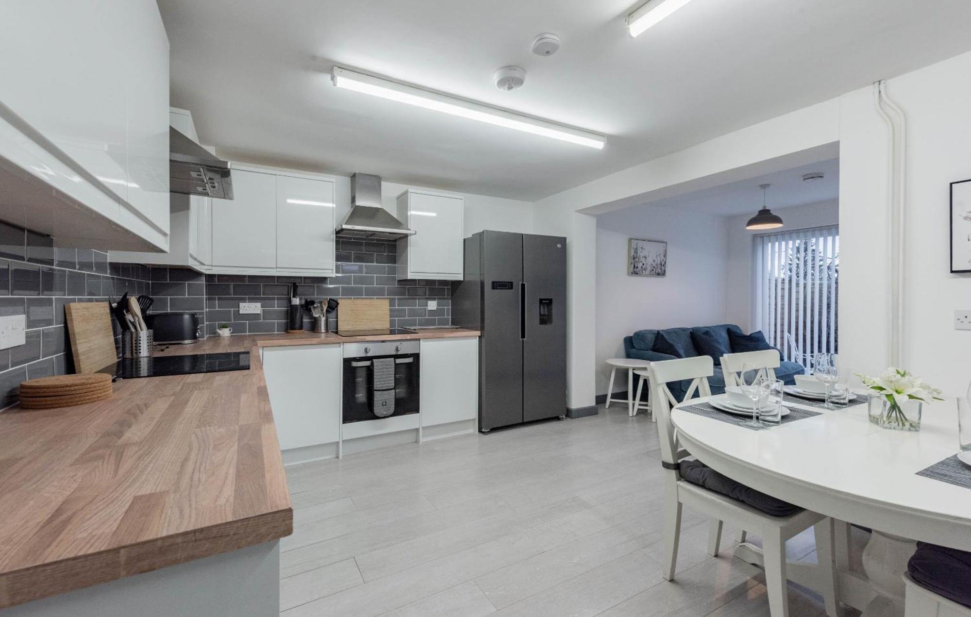 Modern 5 Bed House In Perfect For Contractors Holiday home Bedford