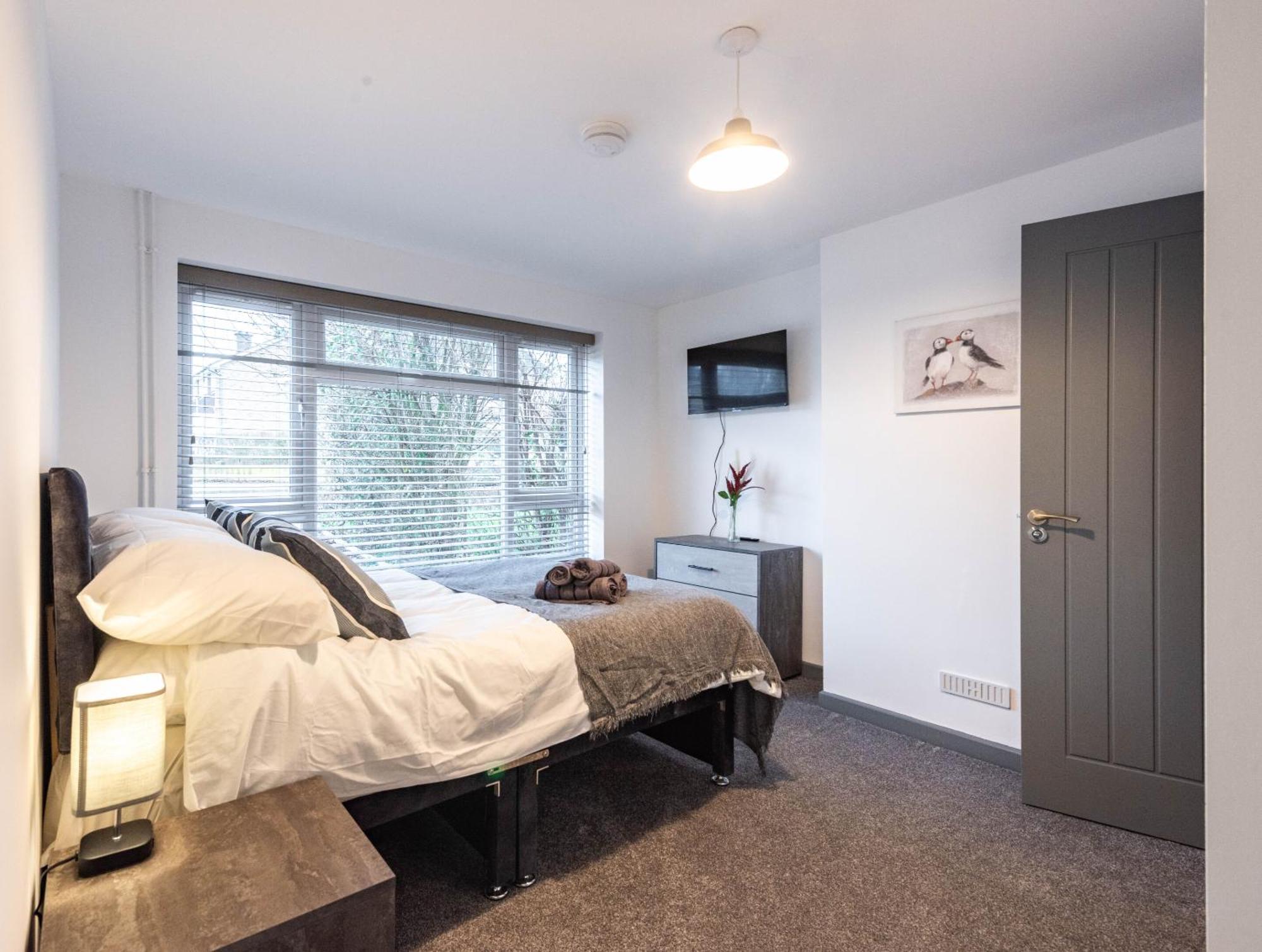 Modern 5 Bed House In Perfect For Contractors *