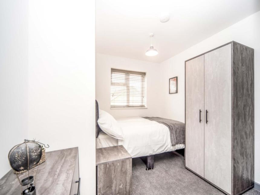 Modern 5 Bed House In Perfect For Contractors Bedford