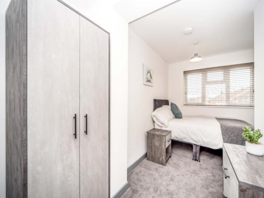 Modern 5 Bed House In Perfect For Contractors *