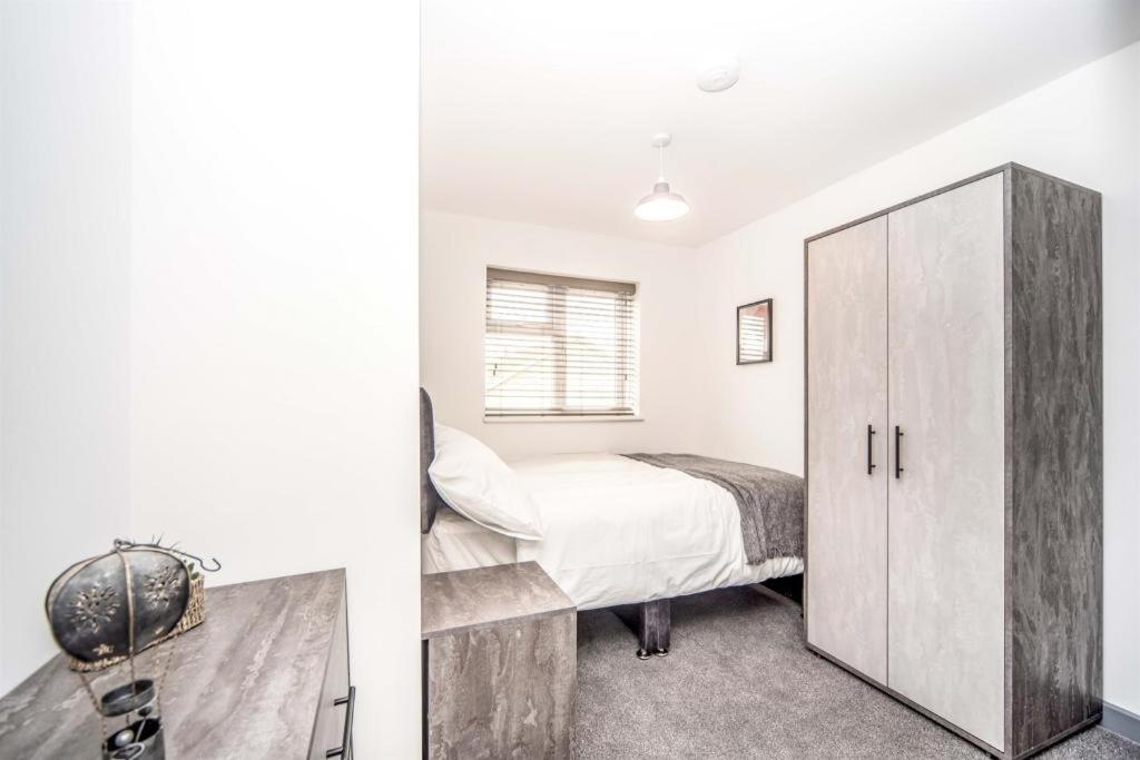 Modern 5 Bed House In Perfect For Contractors