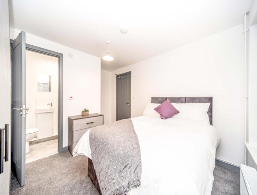 Modern 5 Bed House In Perfect For Contractors Holiday home Bedford