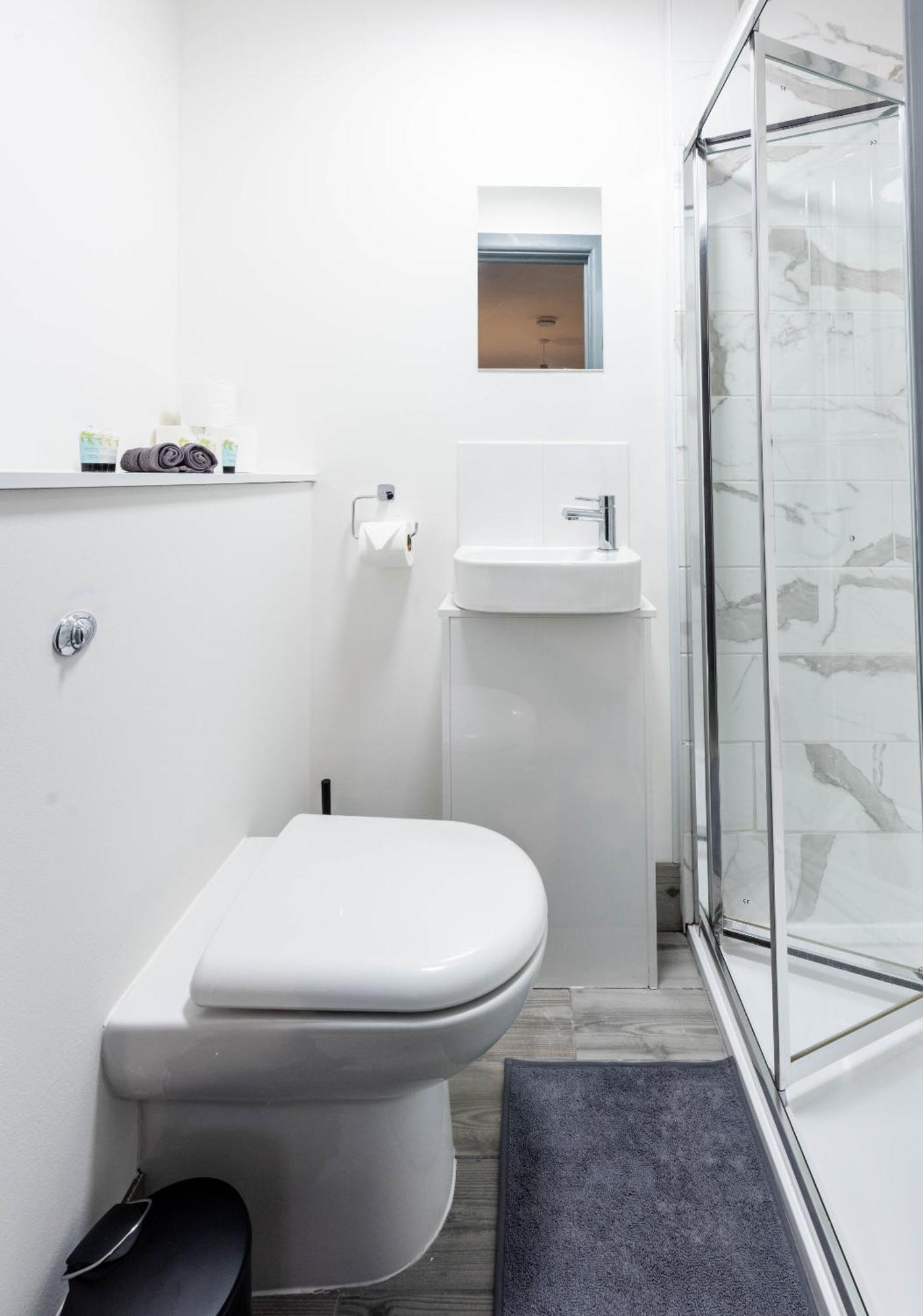 Modern 5 Bed House In Perfect For Contractors * Bedford